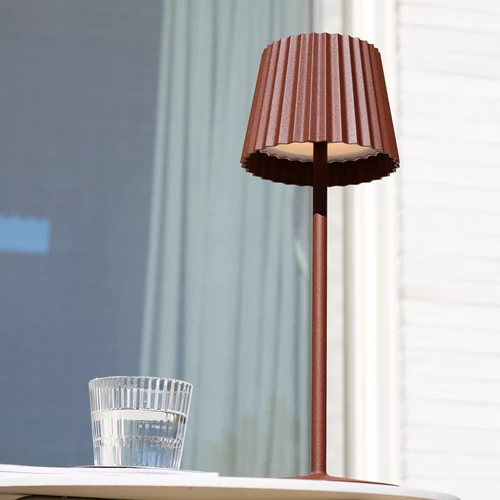 Lucide JUSTINE - Lampe de table Rechargeable Intérieur/Extérieur - Batterie/Piles - LED Dim. - 1x2W 2700K - IP54 - Avec station de charge sans fil - Rouille - ambiance 1